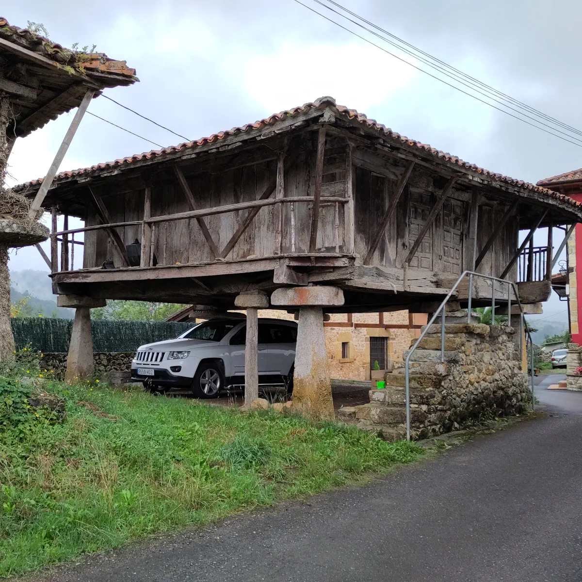 Rezension-Marta Garage Hórreo (Kornspeicher) oder doch Garage in Asturien
