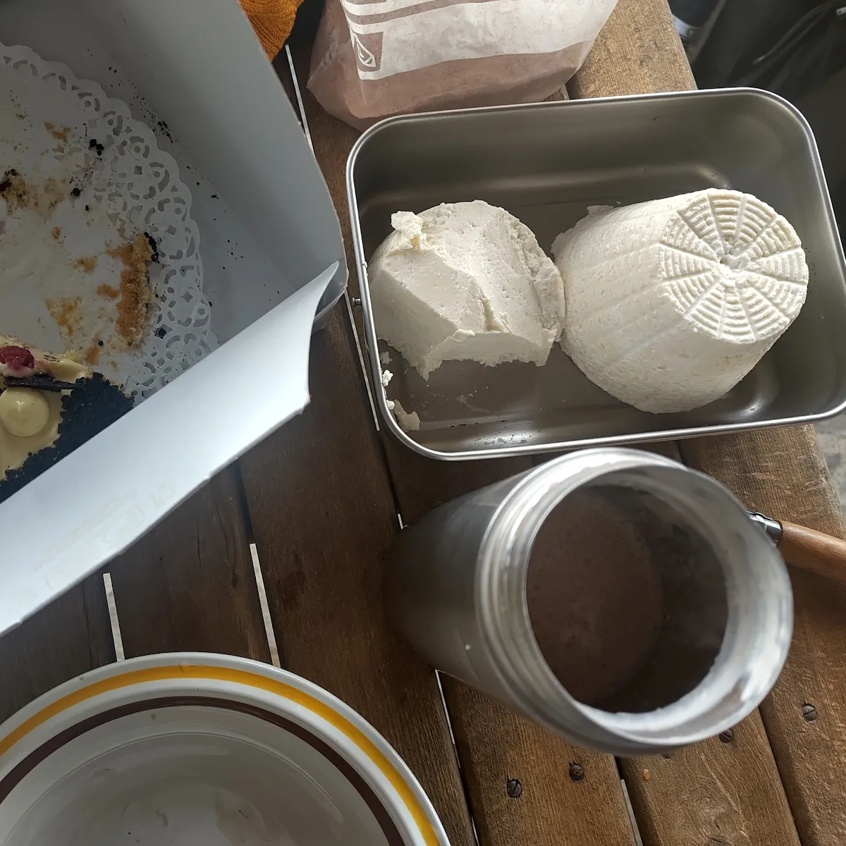 Was-isst-du-beim-weitwandern Ricotta, Kuchen, Milchkakao Unterschlupf auf italienischer Alm = frischer Ricotta